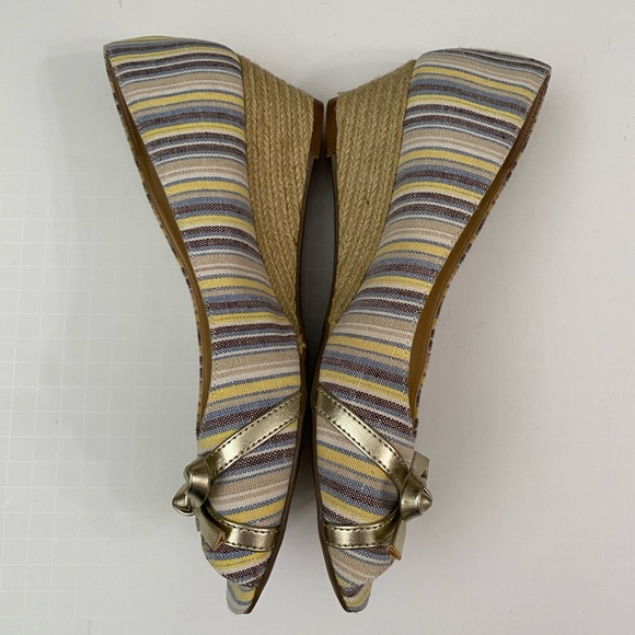Kelly & Katie Blue Yellow Striped Canvas Peep Toe Bow embellished Wedge Heels - Picture 4 of 10